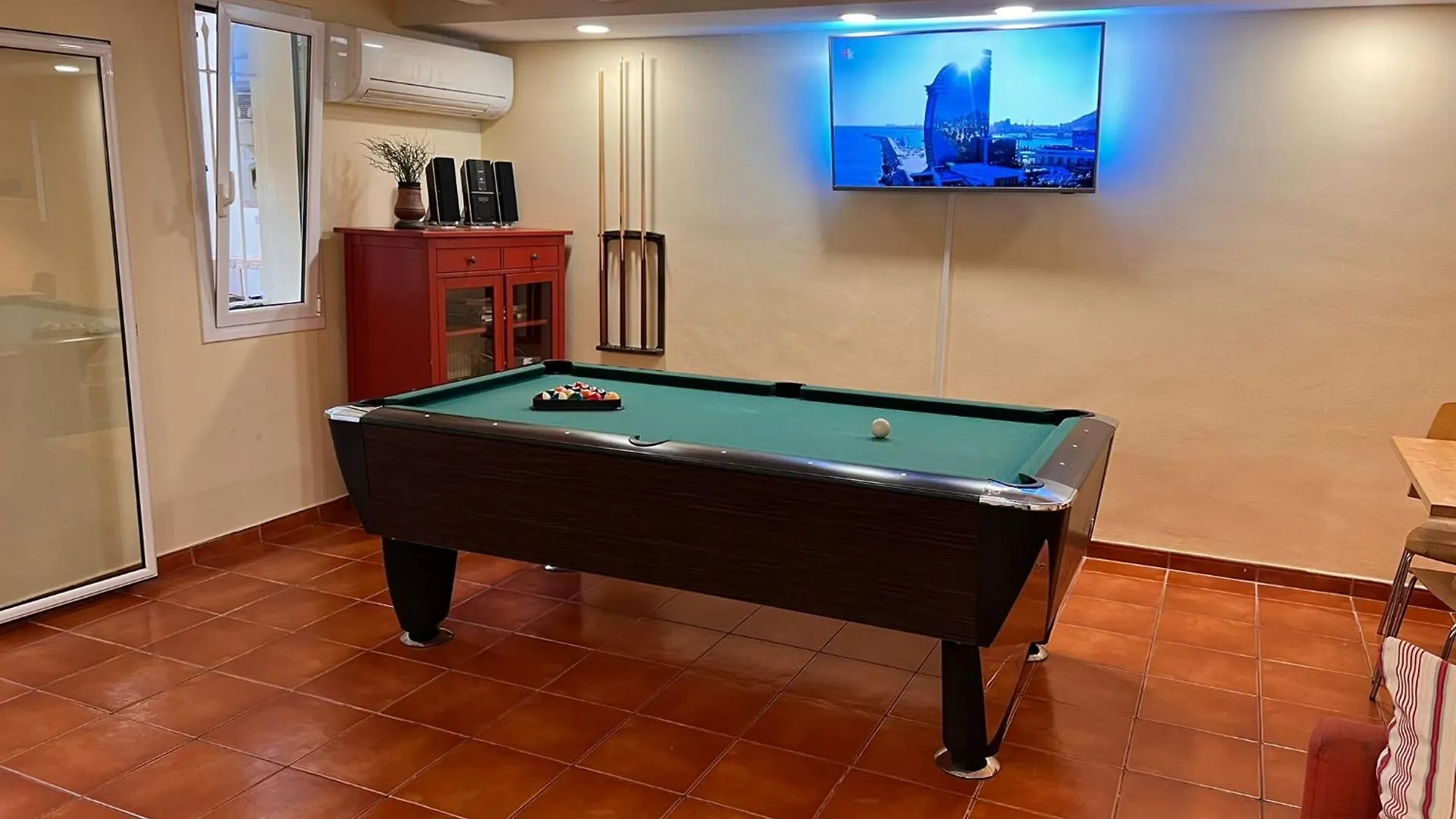Ramblas Rentals Central Duplex 4Br Terrace Pool Table & Ping Pong バルセロナ