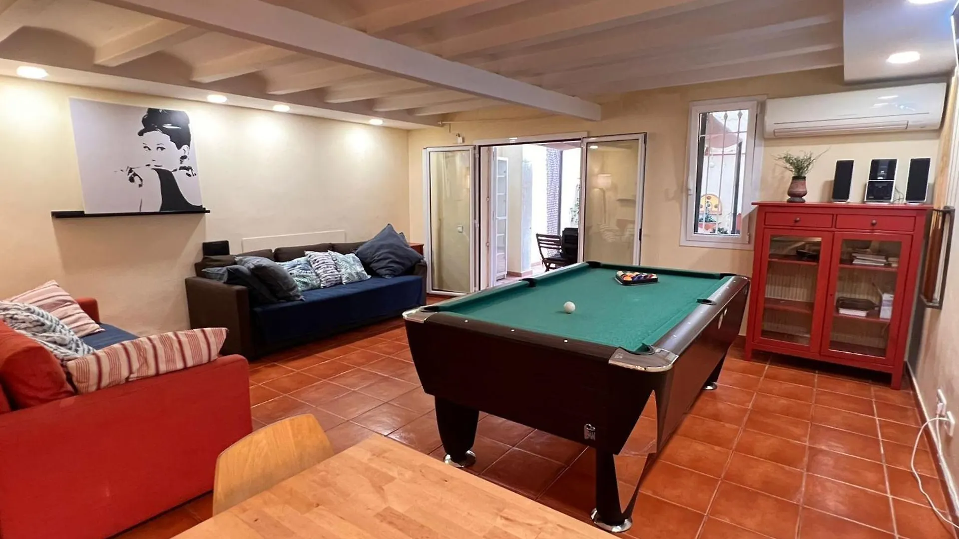 アパート Ramblas Rentals Central Duplex 4Br Terrace Pool Table & Ping Pong バルセロナ